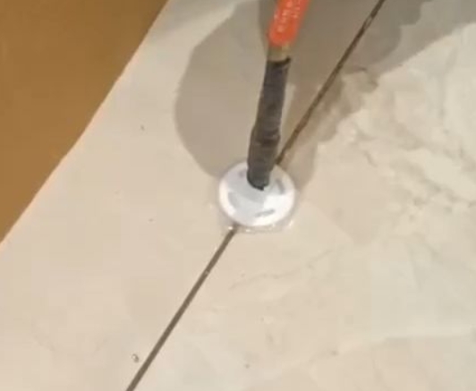 隆林瓷砖空鼓维修公司专业解答瓷砖在铺贴过程中，如果没有涂抹均匀到位的粘结材料（如水泥砂浆或瓷砖胶），可能会导致以下问题