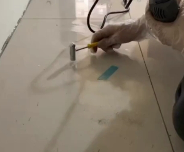 隆林瓷砖开裂维修公司专业分享瓷砖在铺贴前如果没有沥干水分，将会导致以下问题